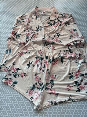 Body Touch Blush Floral Short Pajama Set with Button-Front Top. Size 2XL